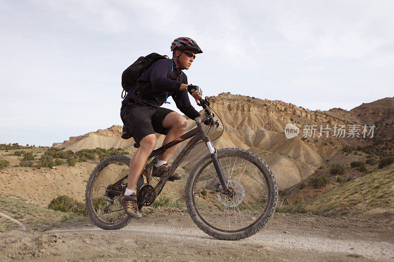 山地自行车在一个山脊小径在Fruita, CO